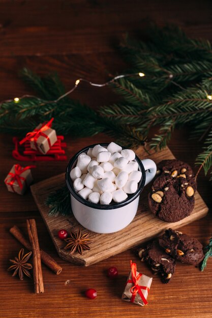 Kopje warme chocolademelk met marshmallows en koekjes