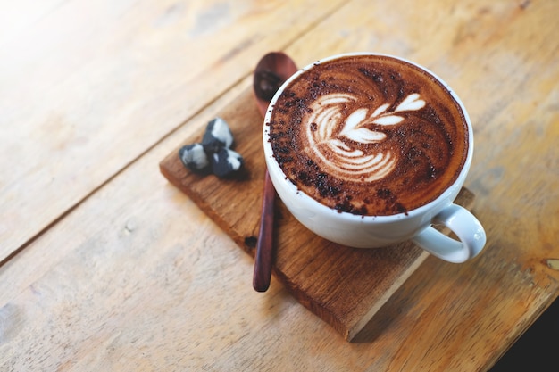 Kopje warme en koude cappuccino op oude houten tafel in de ochtend