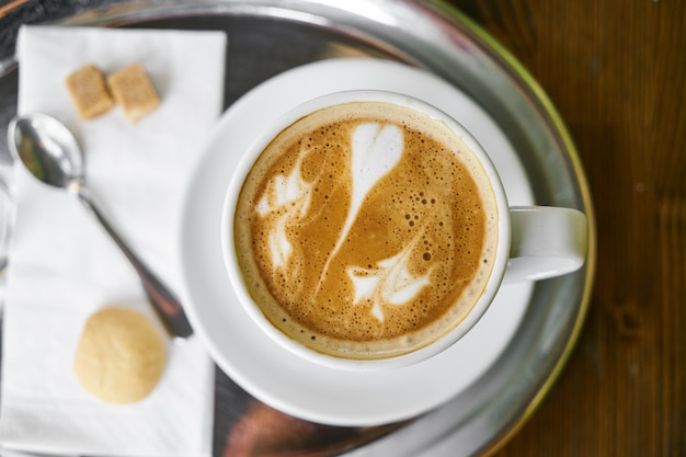 Kopje warme koffie latte op een houten tafel