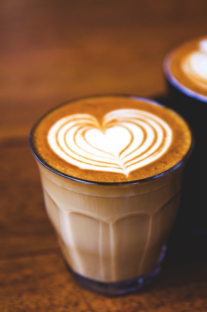 Foto kopje warme latte koffie op houten tafel