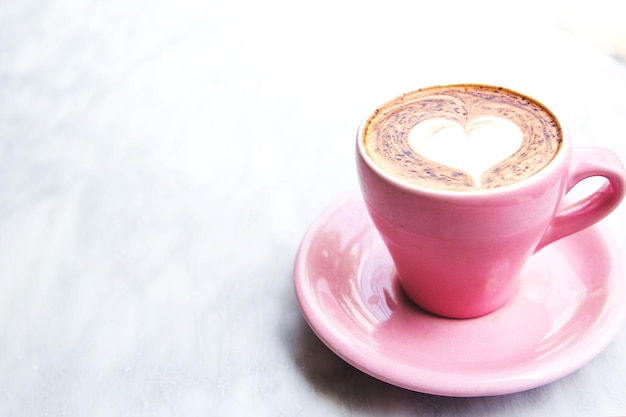 Kopje warme latte koffie op marmeren tafel achtergrond