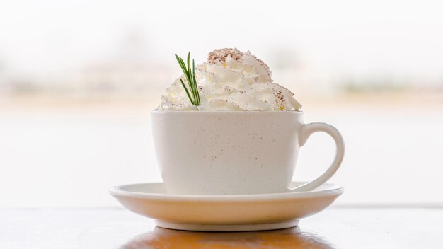 Kopje Weense Cappuccino-koffie met verse slagroom erop