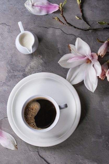 Kopje zwarte koffie met magnolia