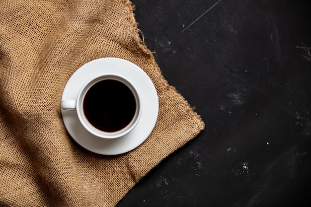 Kopje zwarte koffie op donkere achtergrond