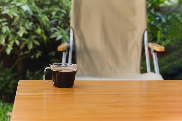 Kopje zwarte koffie op houten tafel in de tuin