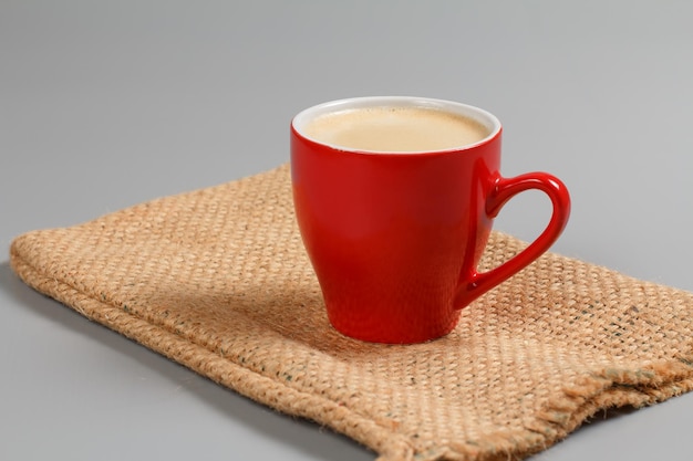 Kopje zwarte koffie op jute zak