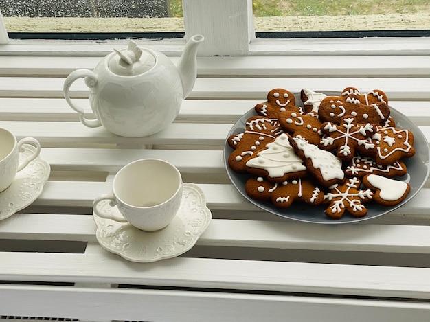 Kopjes cappuccino met peperkoekkoekjes