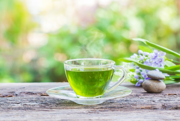 Kopjes groene thee op houten tafel