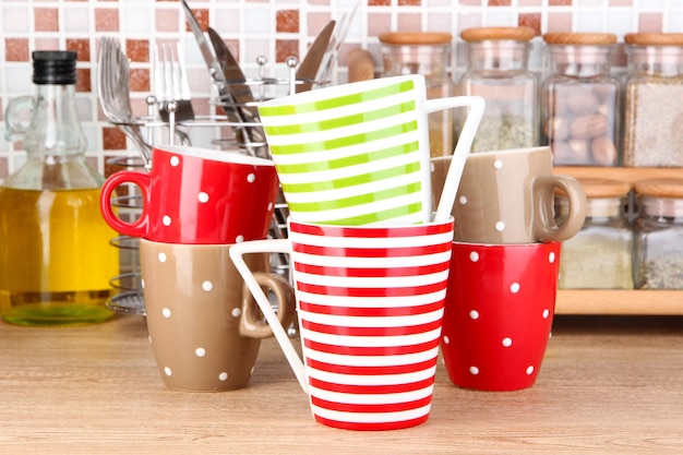 Foto kopjes in de keuken op tafel op de achtergrond van mozaïektegels