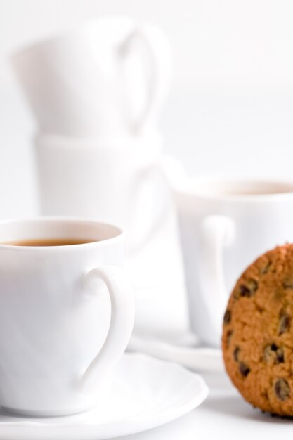 Kopjes koffie en muffin close-up