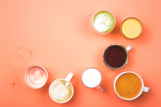 Kopjes koffie, thee, sap en water. Ochtenddrankjes voor verschillende voorkeuren.