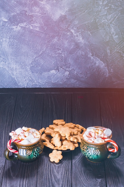 Kopjes marshmallows en koekjes op tafel