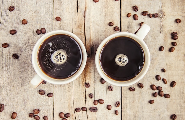 Kopjes met een kopje koffie. Selectieve aandacht. Drinken.