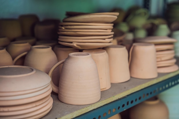 Kopjes op de planken in de pottenbakkerij