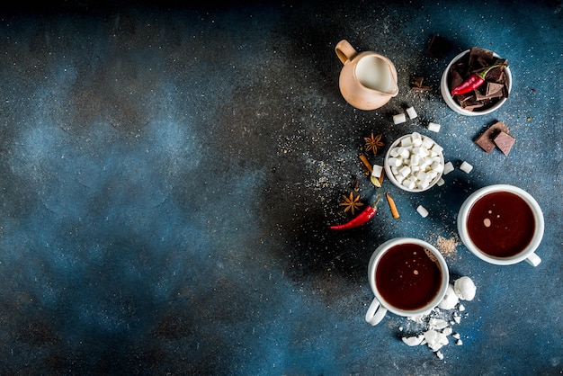 Kopjes warme chocolademelk