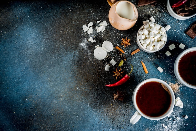 Kopjes warme chocolademelk