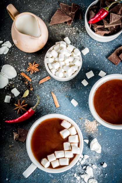 Kopjes warme chocolademelk