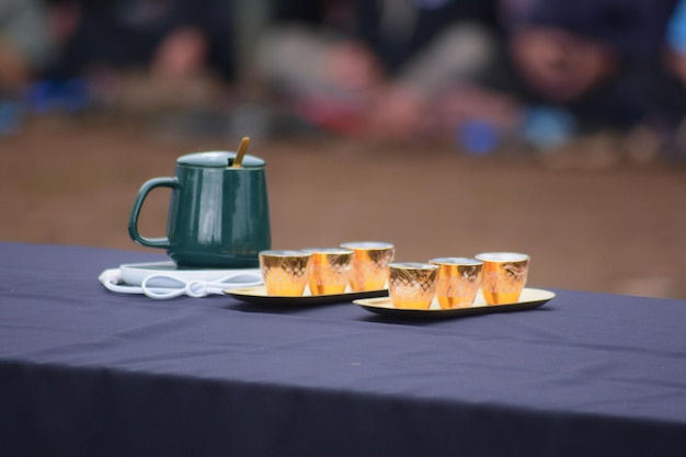 Kopjes water op tafel met een groene mok op tafel