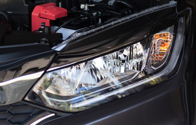 Koplamp van een personenauto met LED-licht