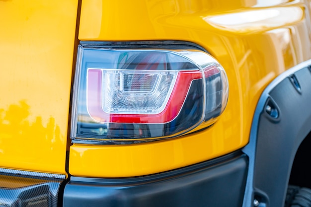 Koplamp van moderne prestigieuze auto close-up, gele kleur