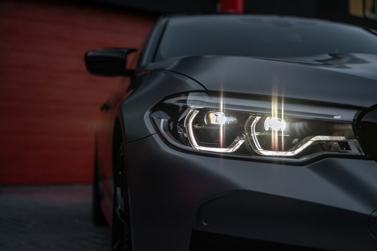 Koplamp van moderne prestigieuze auto close-up super auto voorlicht lijnen zilveren kleur sportwagen