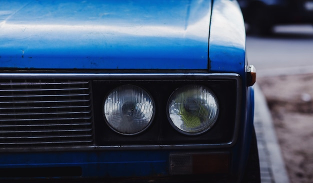 Foto koplampen van een oude retro auto. vintage blauwe auto