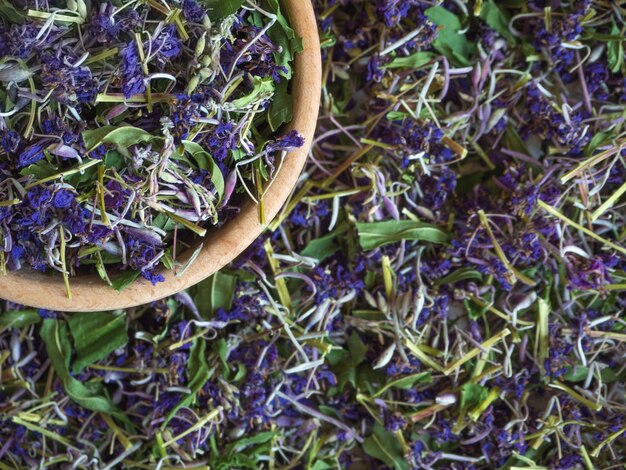 Photo koporye tea - fermented leaves, stems and flowers chamerion. top view.