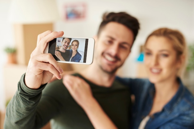 Koppel fotografeert zichzelf met de mobiele telefoon