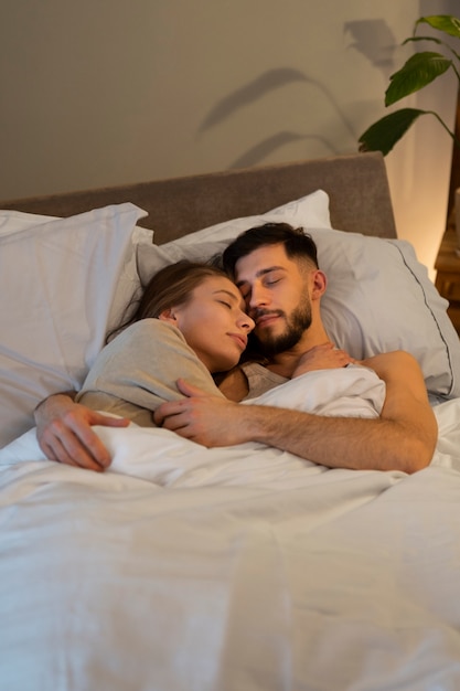 Koppel geniet van hun intimiteitsmomenten