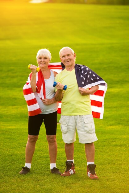 Koppel gewikkeld in amerikaanse vlag