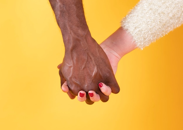 Koppel handen schudden, blanke vrouw tussen verschillende rassen en zwarte man,