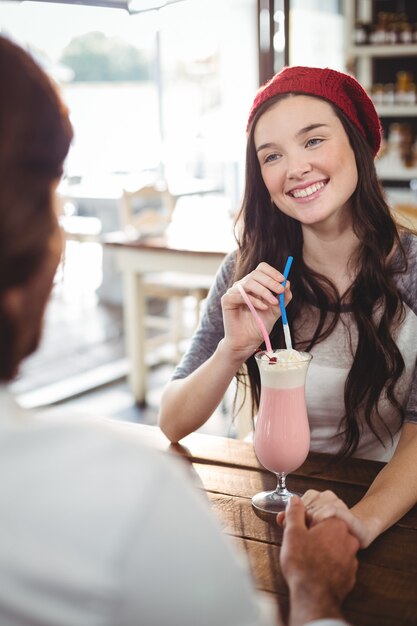 Koppel het drinken van milkshake met een stro