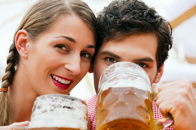 Koppel in een biertent