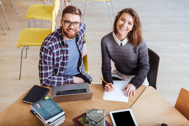 Koppel met behulp van laptop en samen te werken