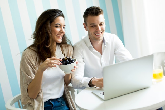 Koppel met de laptop aan de tafel