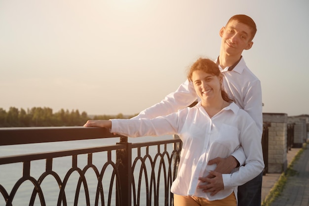 Koppel met hersenverlamming geniet van momenten samen op bridge