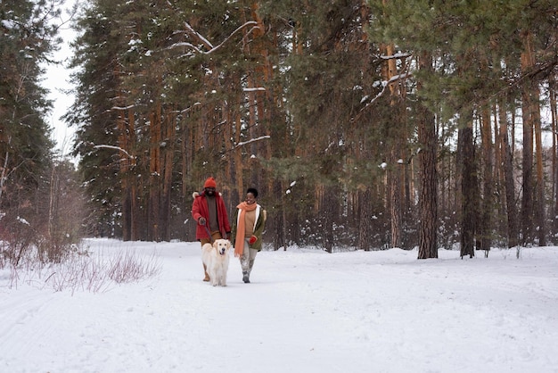 Koppel met hond in het bos