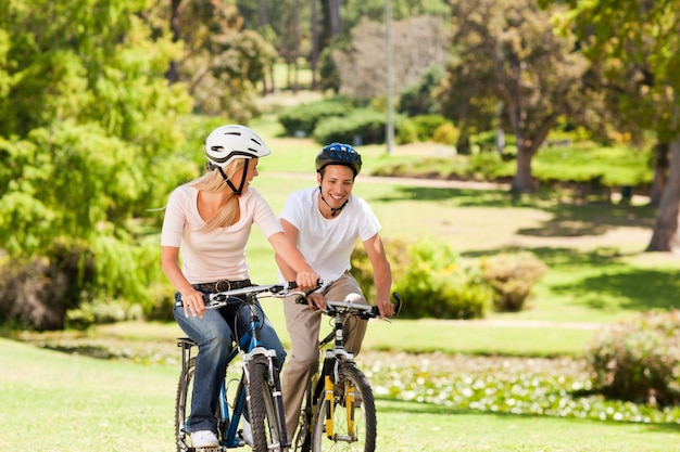 Koppel met hun fietsen in het park