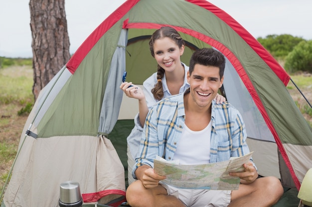 Koppel met kaart buiten hun tent