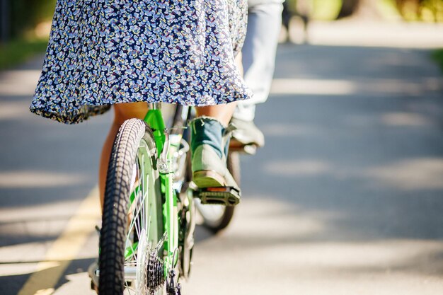 Koppel met tandem fiets. mooie paar tandem fietsen.