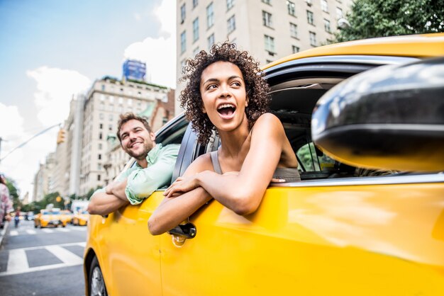 Koppel op een taxi in manhattan