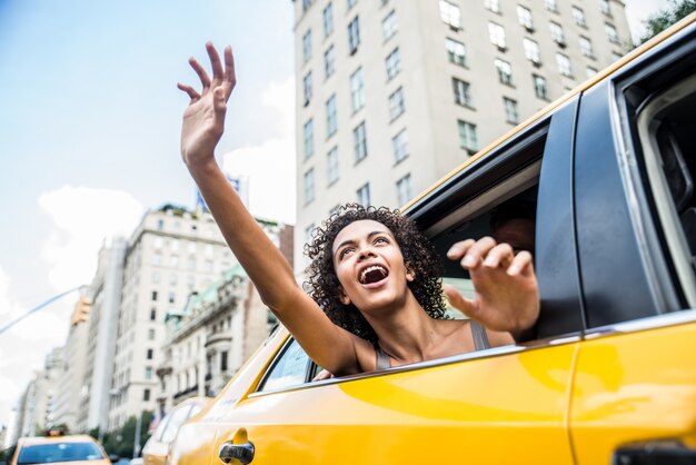 Koppel op een taxi in manhattan