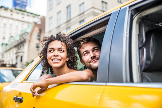 Koppel op een taxi in Manhattan