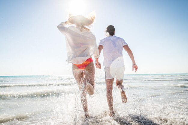 Koppel op een tropisch strand