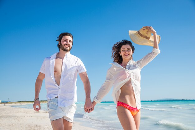 Koppel op een tropisch strand