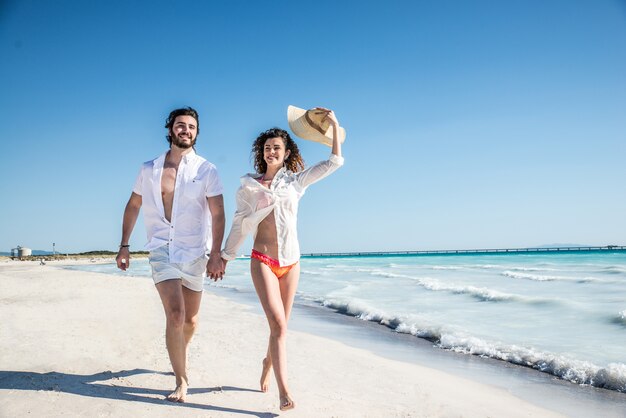 Koppel op een tropisch strand