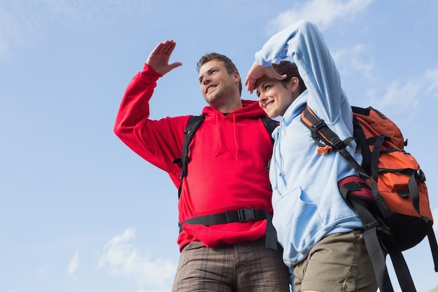 Koppel op een wandeling vooruitkijkend