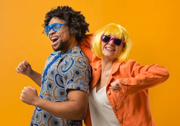 Foto koppel op feestje met plezier tijdens het dansen