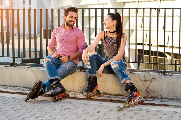 Foto koppel op skates zitten.