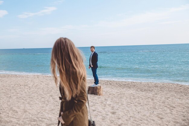 Koppel op strand vlakbij zee